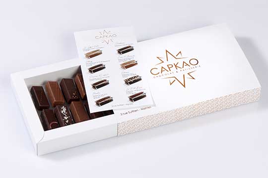 Boîte de bonbons chocolats ganache pralinés ouverte CAPKAO