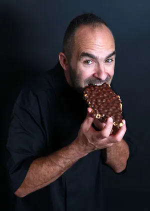 Portrait de Bruno Saladino qui croque du chocolat