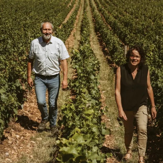 Véronique et Olivier Bosse-Platière dans les vignes du chateau de Lachassagne