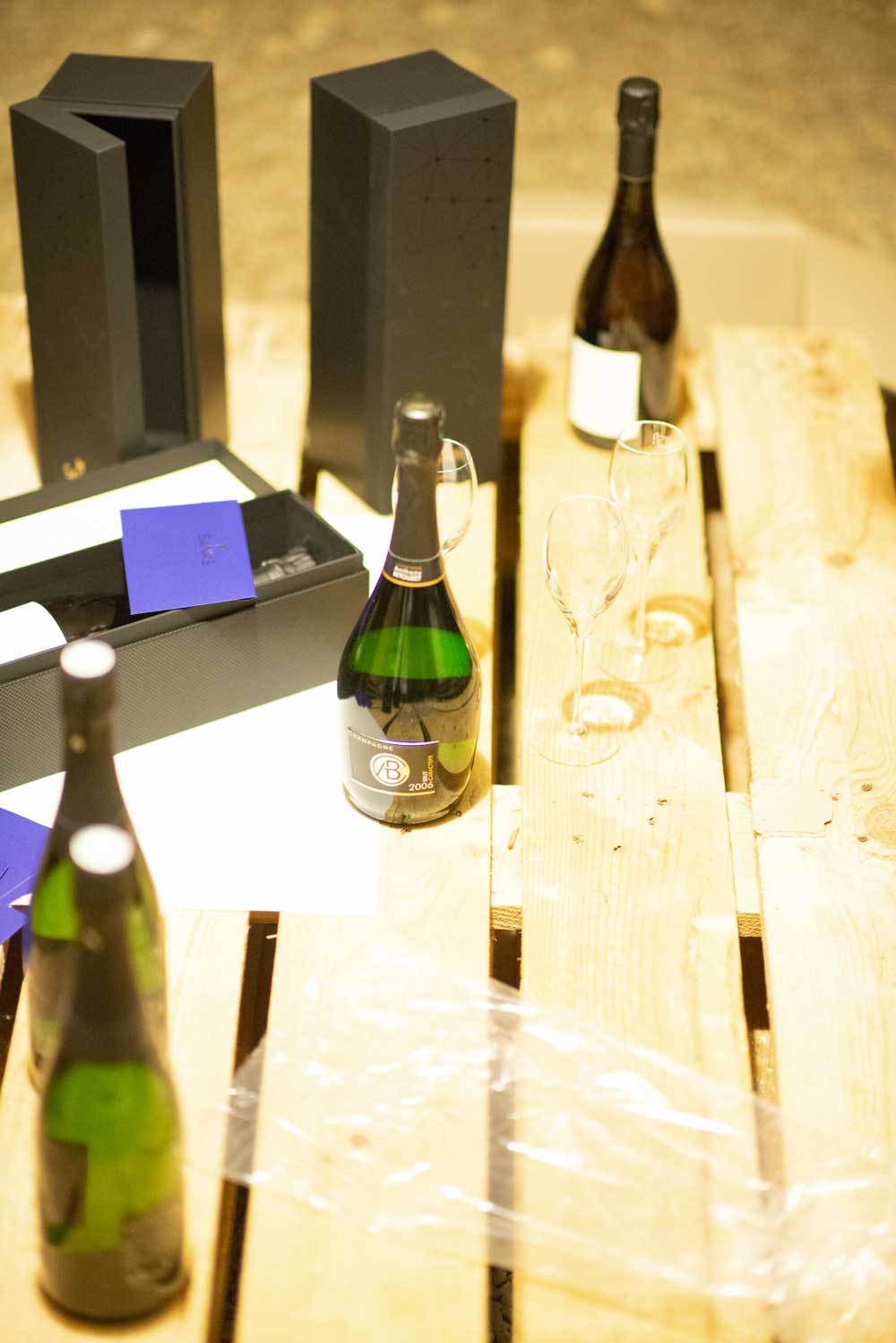 Bouteille de champagne et verres dans une cave de champagne